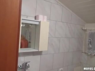 Голям бюст nathaly мига цици в на студ