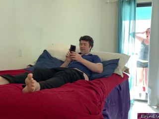 Вуайеріст мачуха трахає пасинок shortly 10 min після catching його.