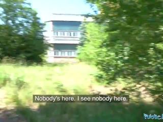 Публічний агент грудаста великий для trot goddess отримує трахкав в в woods
