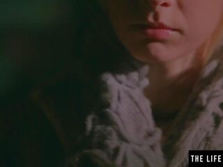 सुपर ब्लोंड भीग में sweat जैसा वह masturbates को एक | xhamster