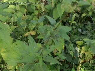 Yo poner algunos nettles en mi sujetador y ir para un caminar: hd sexo vídeo f9