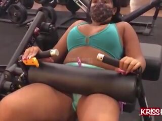 Kriss hotwife malhando gostosa na academia де shortinho socado e uma deliciosa pata де camelo