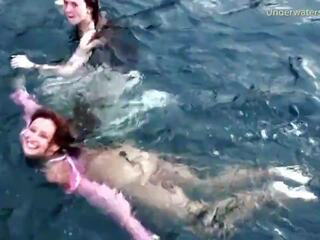 3 superiore ragazze nuotata e avere divertimento in il mare, adulti video cb