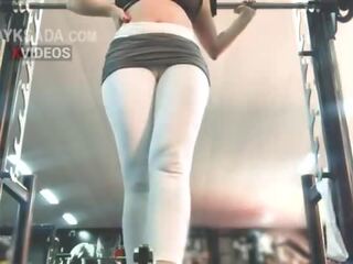 ゴソサ na academia sem calcinha e legging branca&comma; marcando toda a ブセタ