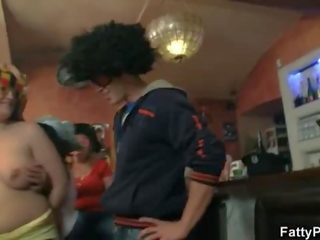 Fet pub: stor fest til disse stor tisper