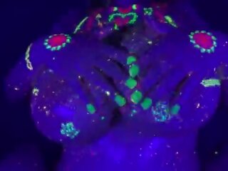 加入 這 無盡 titfuck challenge&excl; mind-blowing neon cosmotits &vert; lilykoti