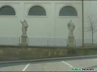 Голям бюст мацка е прецака в а гараж