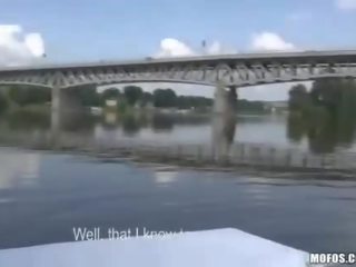 Сладострастен nippled мацка вози putz на а лодка