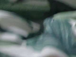 Hap mami shkoj i veshur ndërsa hap bir është lakuriq në të saj krevat: elastike amatore x nominal film