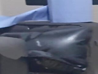 कदम मोम paint living कक्ष जबकि कदम बेटा pulled निकल उसके putz से उसके जीन्स