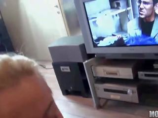 Смокче і проковтування недосвідчена