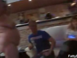 Tuk kuřátko proužky a dává hlava v the bar