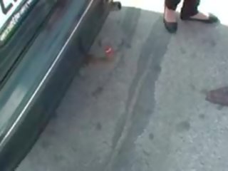 לבחור למעלה נוער ו - לקבל שלישיה ב ציבורי bus-stop