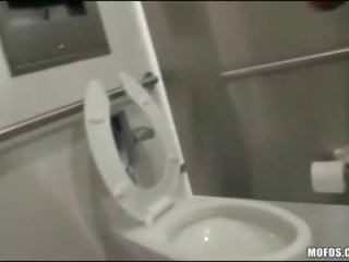אחי spies ב צעיר אהובה הוא ditched אחרון לילה