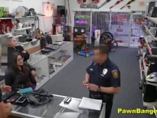 Shoplifter 亂搞 她的 方法 出 的 懲罰