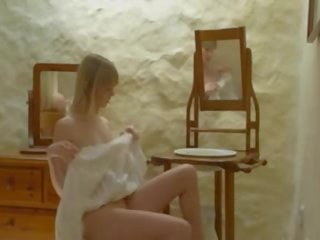 Longhaired סטודנט עם מַקסִים ציצים