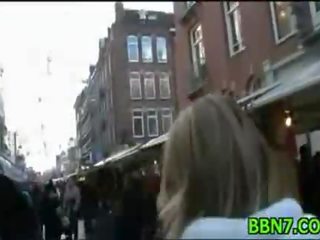 Público fora portas boneca gaja adulto clipe incondicional broche