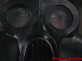 Bigtit sottomesso panicing in un gasmask