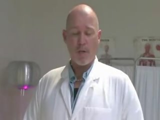 חזה גדול סיבוב גוף בייב מזוין ו - הָרוּס ב ב morgue על ידי כנופיה של נבזי בית חולים צוות