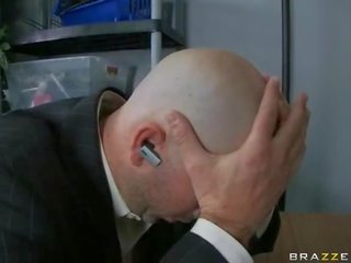 זמן ל x מדורג סרט עם בוס ו - שלו terrific מזכירה הפשיט