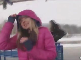Миготливий strangers на a train0