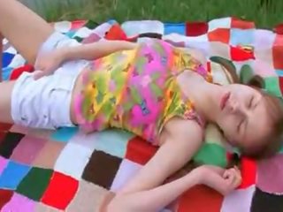 На открито играеше вагина с краставица