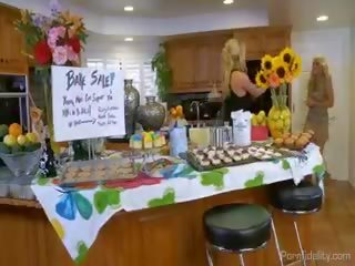 קלי מדיסון מזיין שלה אמא שאני אוהב לדפוק צעיר אישה עם א רְצוּעָה ב
